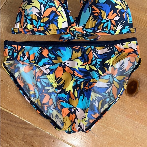 Colorful Leaf Print Bikini Set - Picture 3 of 4